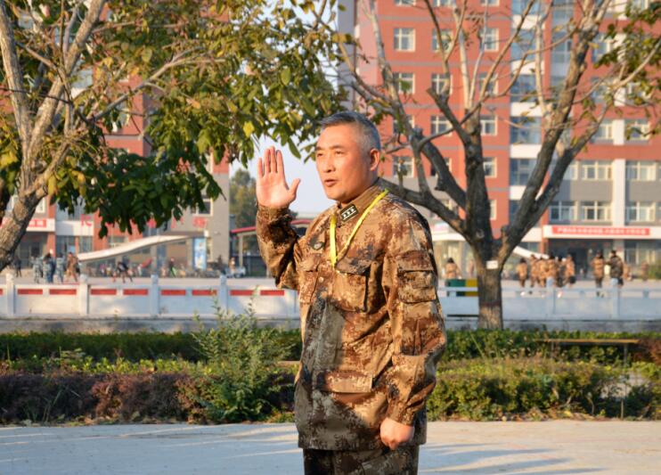 UG环球官网组织辅导员开展队列训练