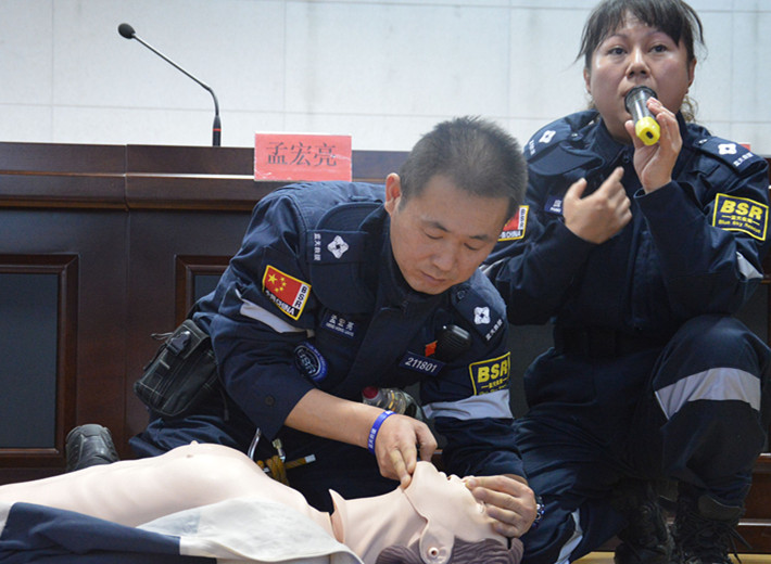 UG环球官网邀请蓝天救援队作校园应急知识安全教育讲座