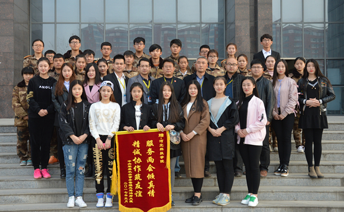 UG环球官网16名礼仪志愿者服务全国“两会”再受赞誉