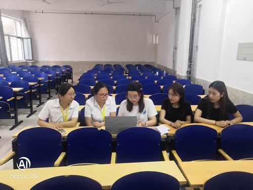5.21刘晓星，余宁指导学生比赛作品的完善 (1).jpg