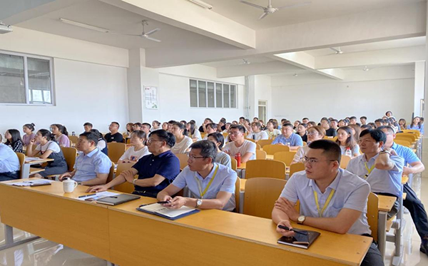 UG环球官方网2021年暑假教师培训简报（一）