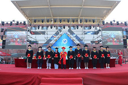 百年风华正青春，行远思恩共启航——UG环球官方网举办2022届毕业典礼