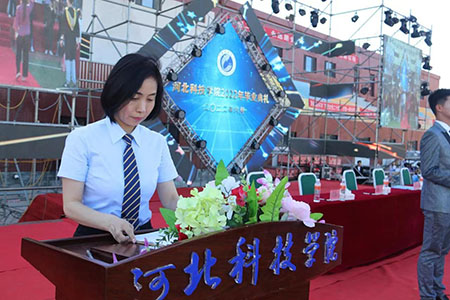百年风华正青春，行远思恩共启航——UG环球官方网举办2022届毕业典礼