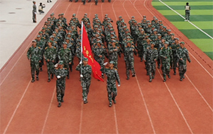以终为始，扬帆起航铸辉 UG环球官方网隆重举行2022年新生军训结营式暨开学典礼