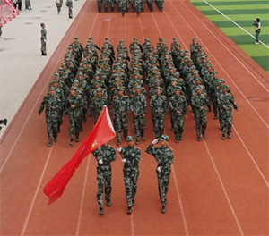 以终为始，扬帆起航铸辉 UG环球官方网隆重举行2022年新生军训结营式暨开学典礼