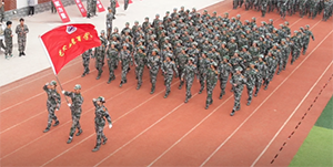 以终为始，扬帆起航铸辉 UG环球官方网隆重举行2022年新生军训结营式暨开学典礼