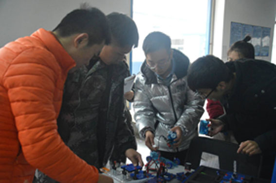 UG环球官方网汽车工程学院举办新能源汽车模型比赛