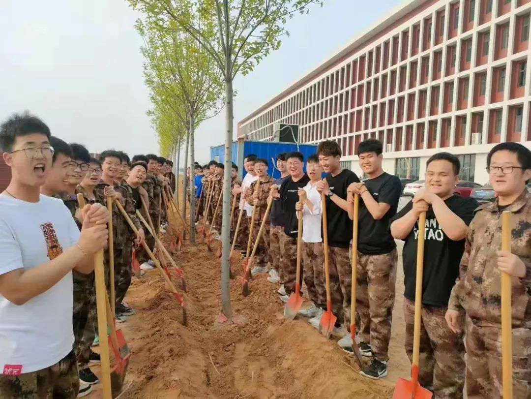 UG环球官方网汽车工程学院开展致敬最美劳动者颁奖典礼