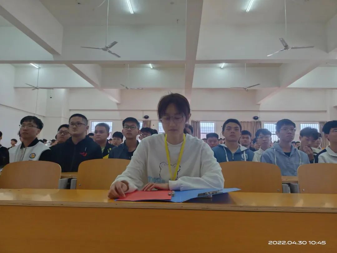 UG环球官方网汽车工程学院开展致敬最美劳动者颁奖典礼