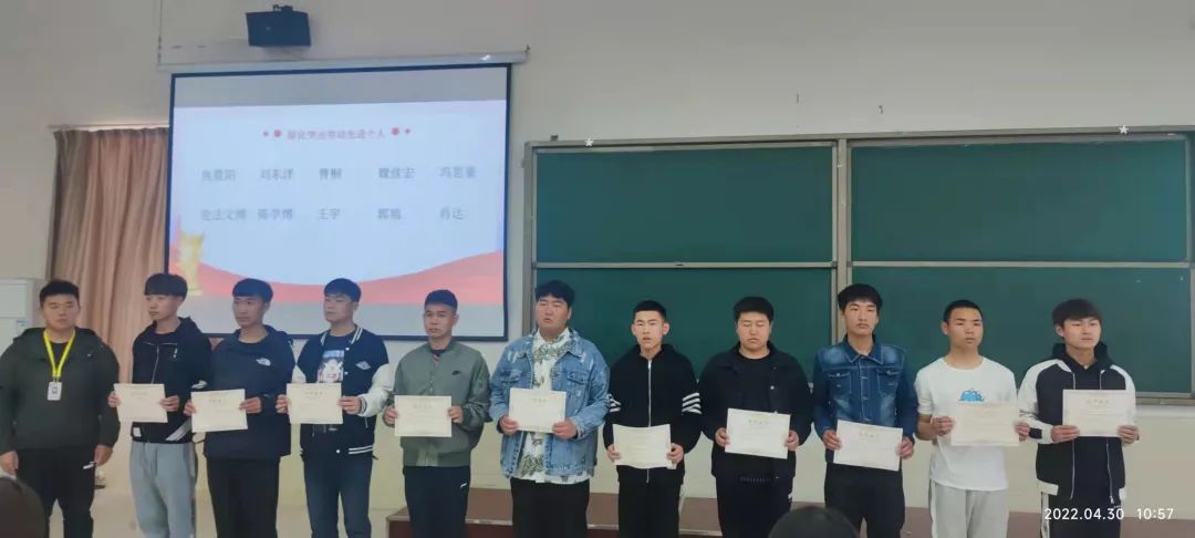 UG环球官方网汽车工程学院开展致敬最美劳动者颁奖典礼