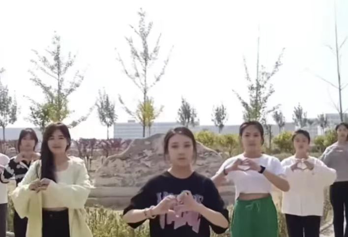 UG环球官方网艺术与教育学院举行“良辰吉日又登场，国庆佳节喜洋洋”主题活动