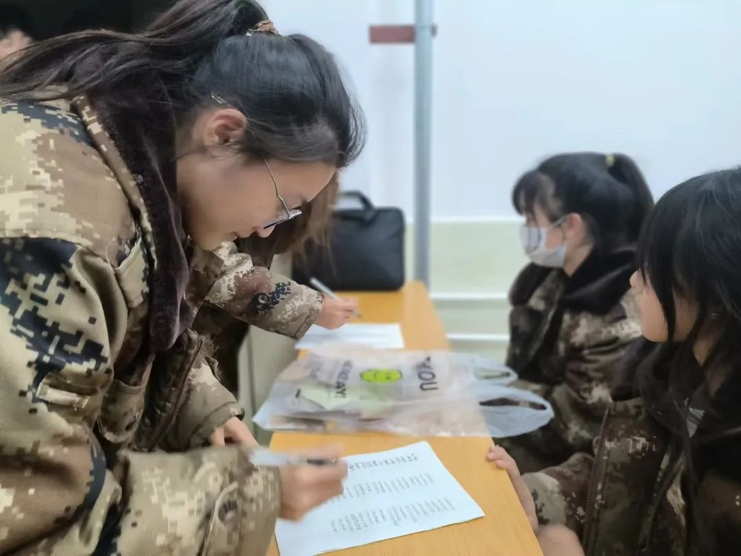 UG环球官方网护理与健康学院举办树叶寄语 递叶寄情主题活动