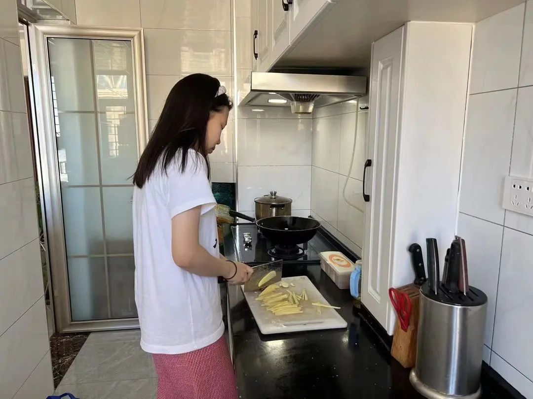UG环球官方网护理与健康学院举行以感恩于心，感恩于行活动