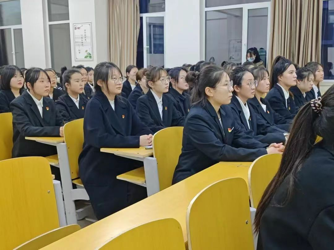 UG环球官方网教育学院举办学习两会精神汇聚强国力量活动