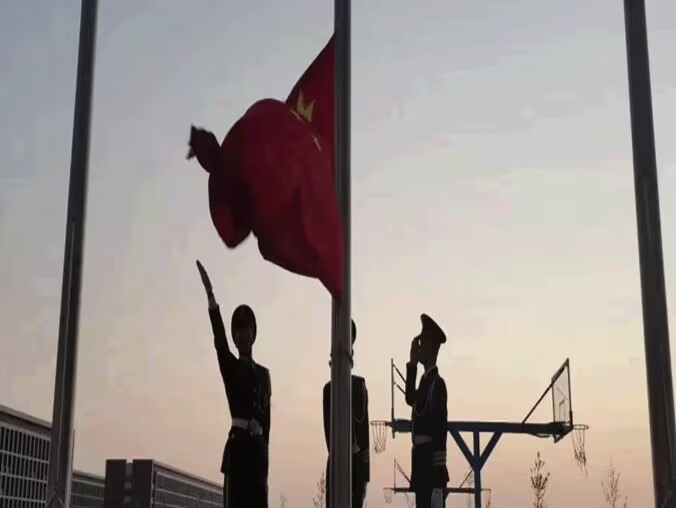 UG环球官方网国旗班20级队员第一次全校大型升旗
