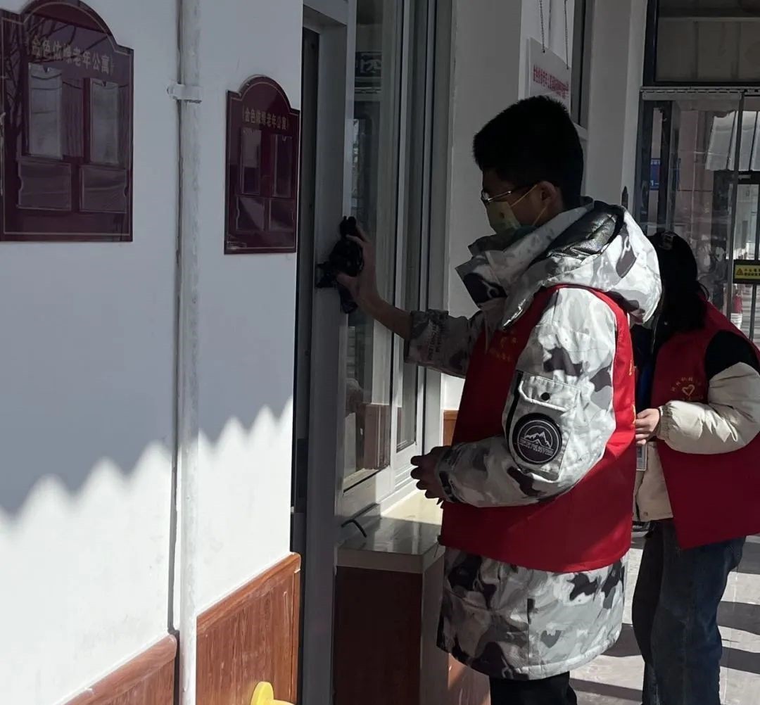 UG环球官方网‖青年志愿者协会‖志愿敬老行，关爱传真情
