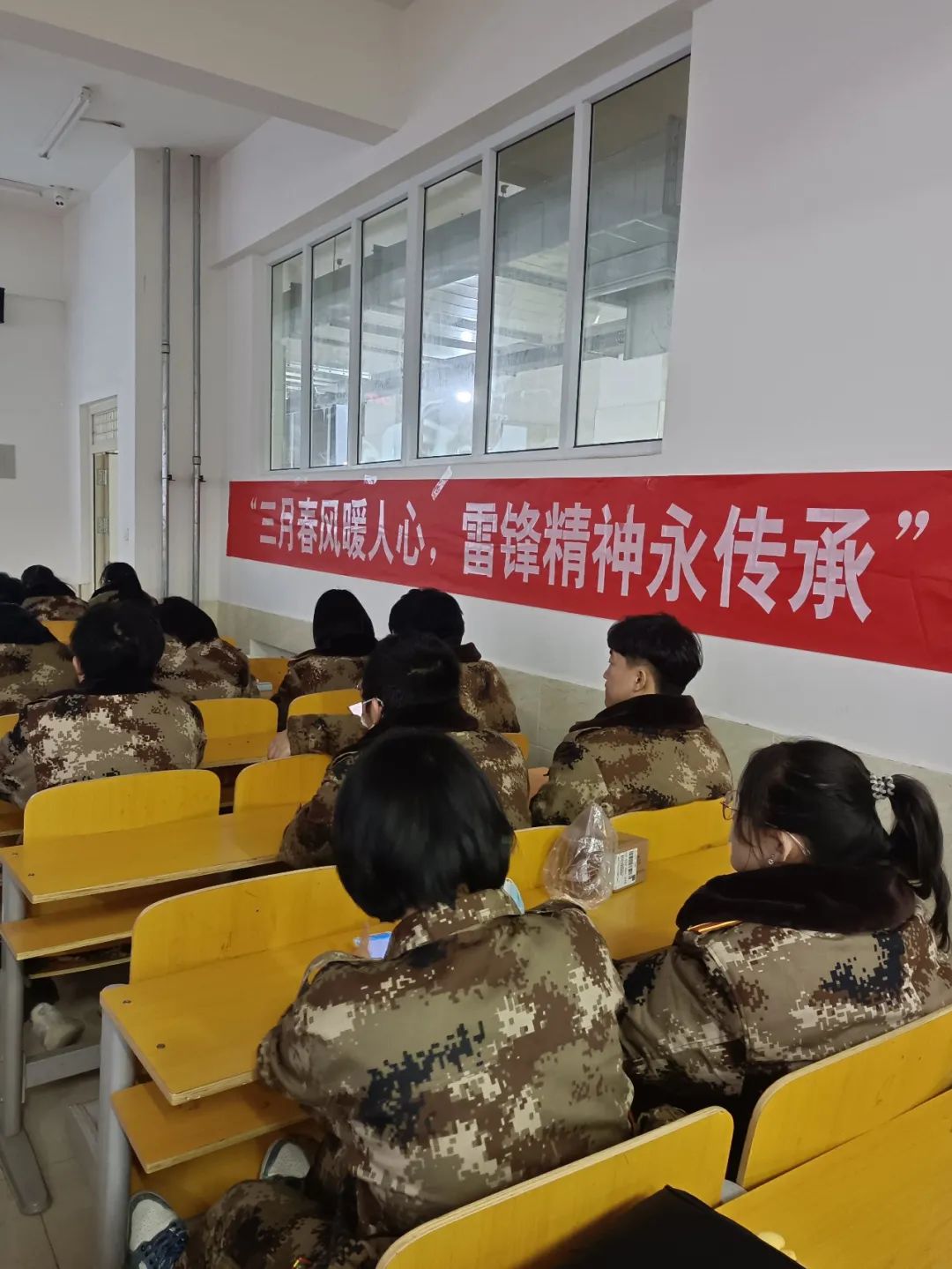 UG环球官方网  青年志愿者协会  举办”三月春风暖人心，雷锋精神永传承“手抄报活动