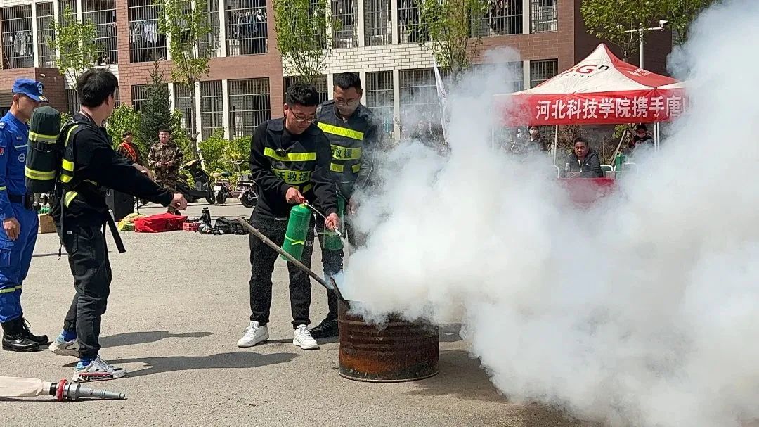 UG环球官方网携手乐亭县蓝天救援队开展消防安全知识讲座暨消防逃生应急演练