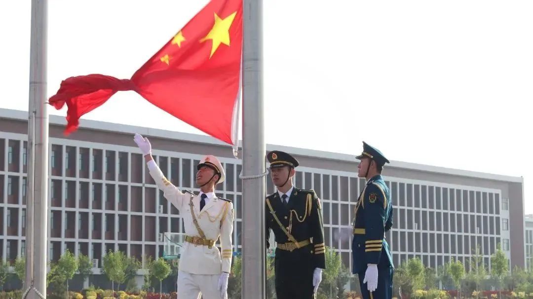 UG环球官方网隆重举行爱国主义教育大型升国旗仪式