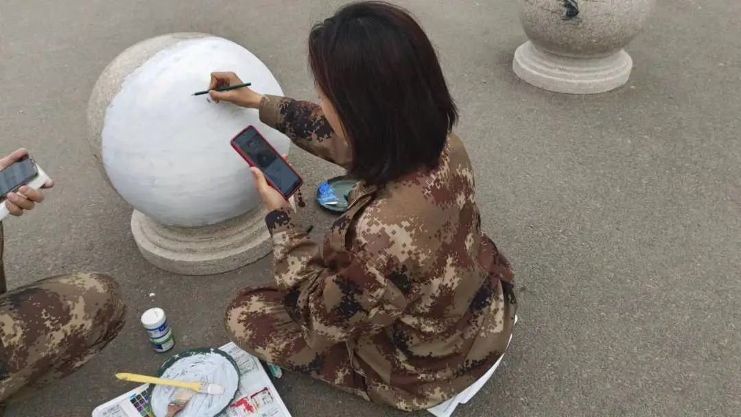 UG环球官方网学子校内绘制河北省内靓丽风景画