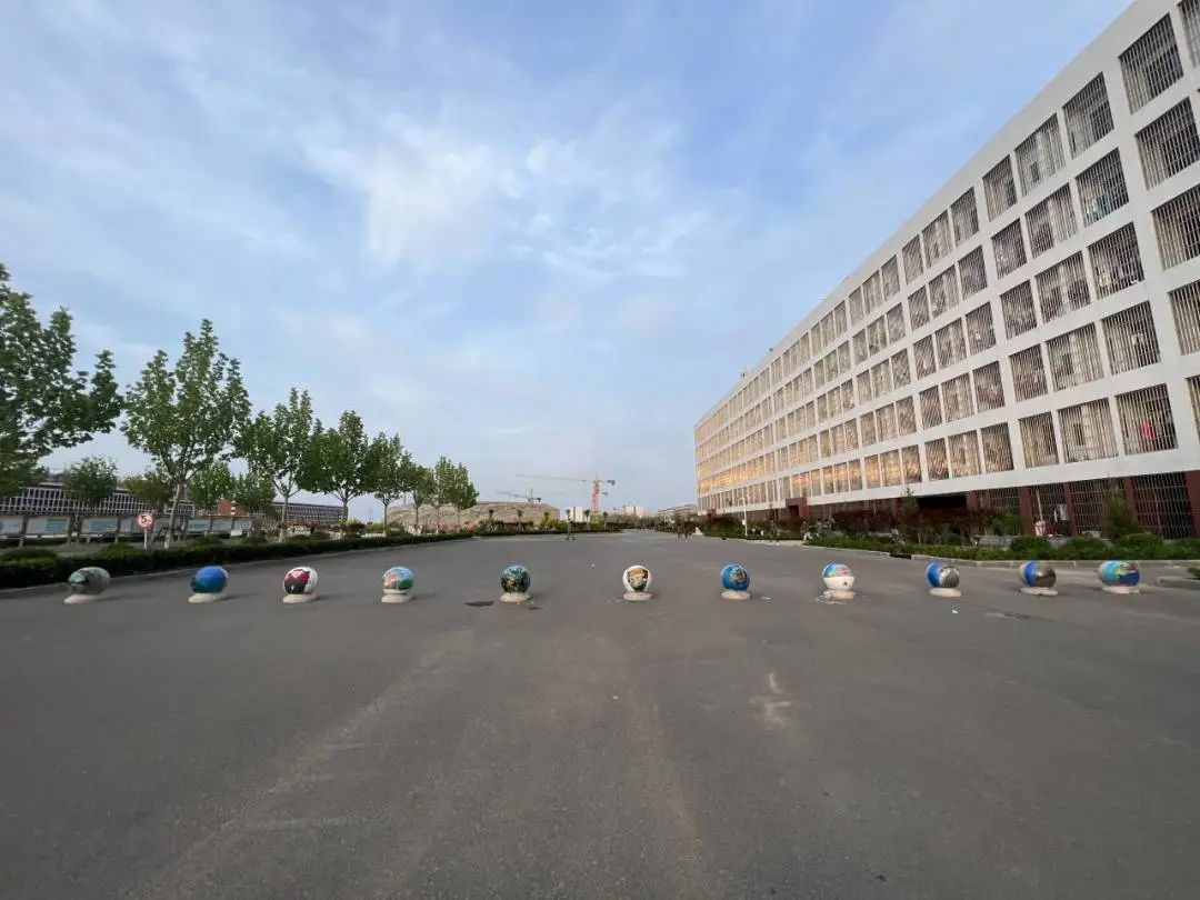 UG环球官方网学子校内绘制河北省内靓丽风景画