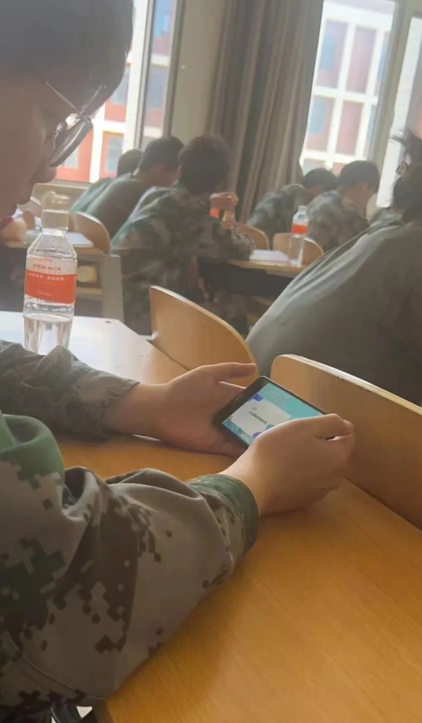 通过观看此次绿色网络直播公开课，不仅丰富了同学们有关于海洋生物多样性的知识，还激发了同学们对海洋科学的兴趣。UG环球官网将继续开展保护海洋生态的校园活动，厚植河科学子保护生态的意识，深入贯彻同学们人与自然和谐共生的理念，持续为建设美丽中国开创新时代注入青春力量！