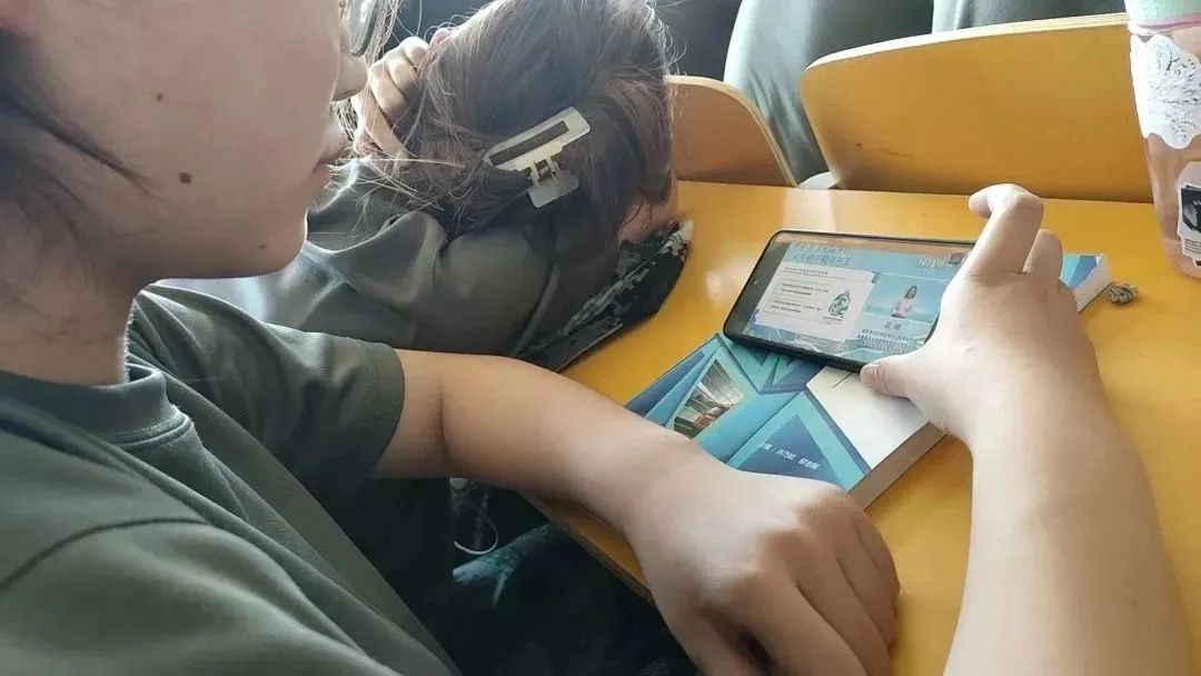 通过观看此次绿色网络直播公开课，不仅丰富了同学们有关于海洋生物多样性的知识，还激发了同学们对海洋科学的兴趣。UG环球官网将继续开展保护海洋生态的校园活动，厚植河科学子保护生态的意识，深入贯彻同学们人与自然和谐共生的理念，持续为建设美丽中国开创新时代注入青春力量！