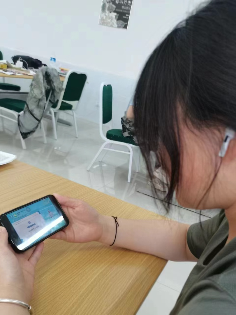 通过观看此次绿色网络直播公开课，不仅丰富了同学们有关于海洋生物多样性的知识，还激发了同学们对海洋科学的兴趣。UG环球官网将继续开展保护海洋生态的校园活动，厚植河科学子保护生态的意识，深入贯彻同学们人与自然和谐共生的理念，持续为建设美丽中国开创新时代注入青春力量！