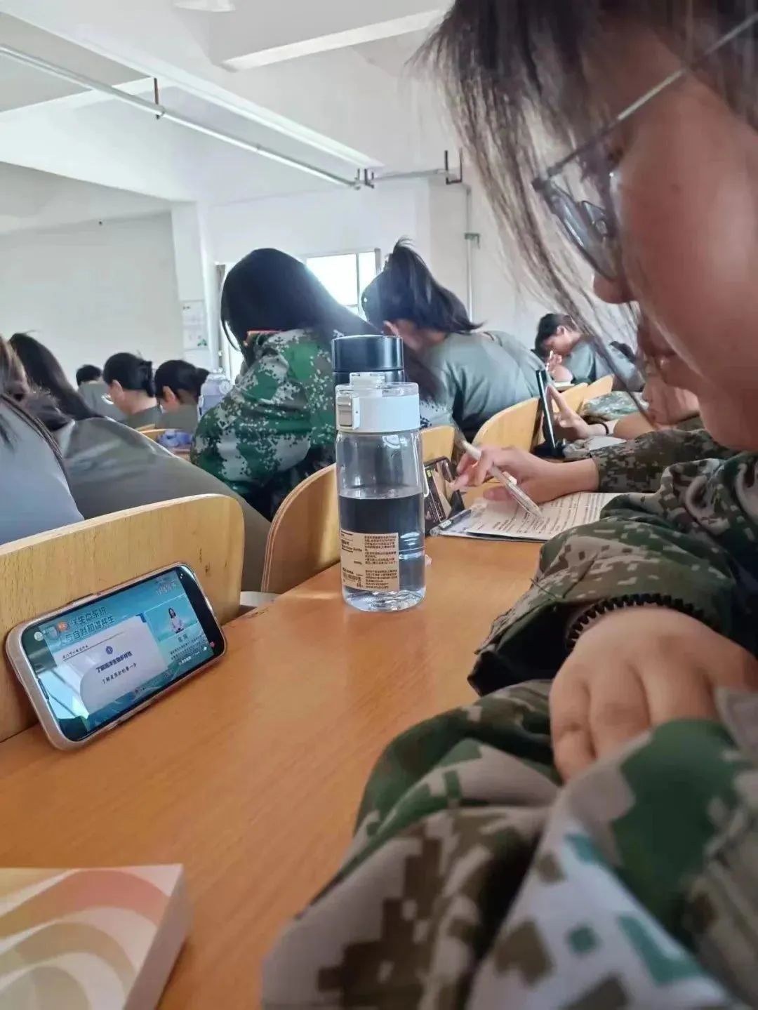 通过观看此次绿色网络直播公开课，不仅丰富了同学们有关于海洋生物多样性的知识，还激发了同学们对海洋科学的兴趣。UG环球官网将继续开展保护海洋生态的校园活动，厚植河科学子保护生态的意识，深入贯彻同学们人与自然和谐共生的理念，持续为建设美丽中国开创新时代注入青春力量！
