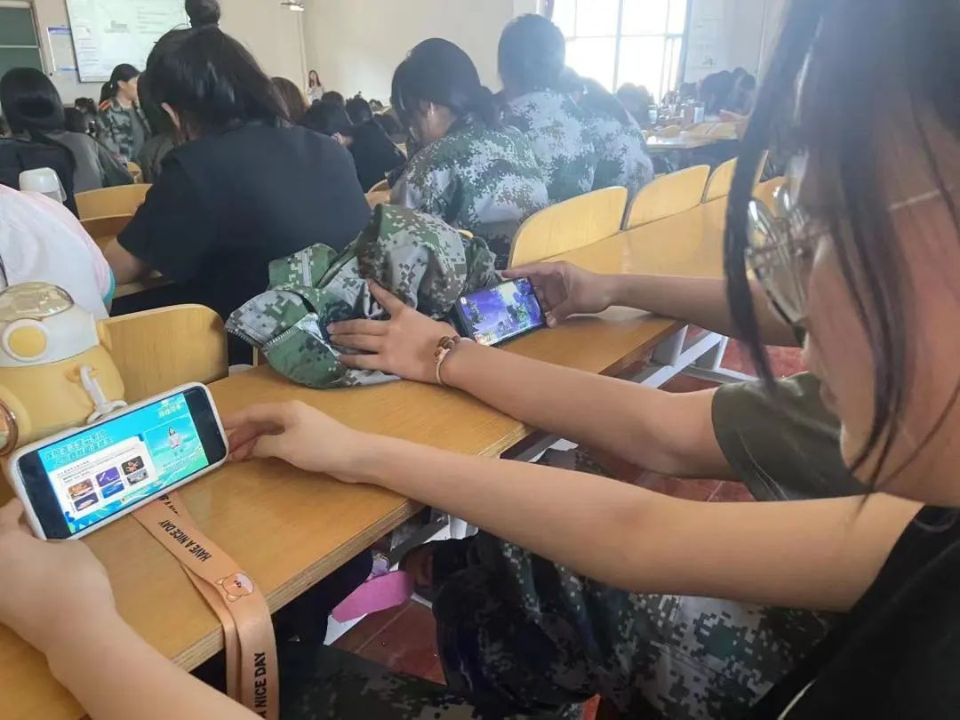 通过观看此次绿色网络直播公开课，不仅丰富了同学们有关于海洋生物多样性的知识，还激发了同学们对海洋科学的兴趣。UG环球官网将继续开展保护海洋生态的校园活动，厚植河科学子保护生态的意识，深入贯彻同学们人与自然和谐共生的理念，持续为建设美丽中国开创新时代注入青春力量！