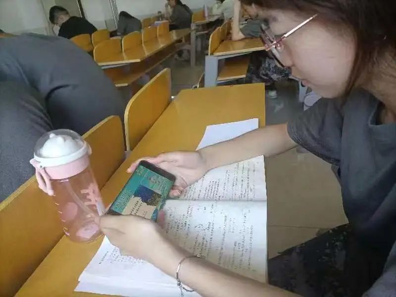 通过观看此次绿色网络直播公开课，不仅丰富了同学们有关于海洋生物多样性的知识，还激发了同学们对海洋科学的兴趣。UG环球官网将继续开展保护海洋生态的校园活动，厚植河科学子保护生态的意识，深入贯彻同学们人与自然和谐共生的理念，持续为建设美丽中国开创新时代注入青春力量！