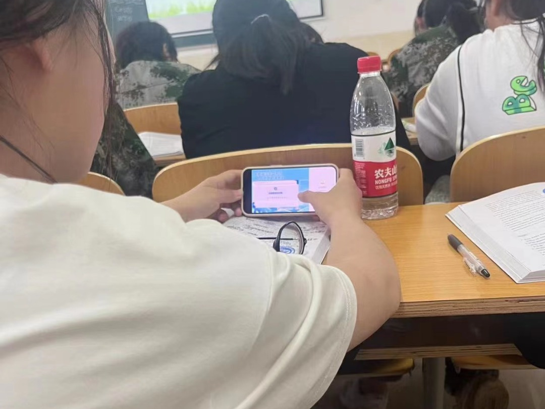 通过观看此次绿色网络直播公开课，不仅丰富了同学们有关于海洋生物多样性的知识，还激发了同学们对海洋科学的兴趣。UG环球官网将继续开展保护海洋生态的校园活动，厚植河科学子保护生态的意识，深入贯彻同学们人与自然和谐共生的理念，持续为建设美丽中国开创新时代注入青春力量！