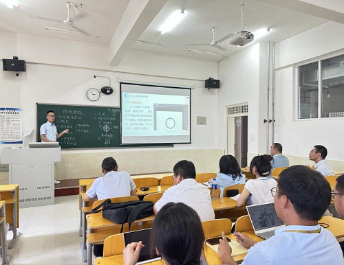 UG环球官方网开展新入职教师讲评课活动