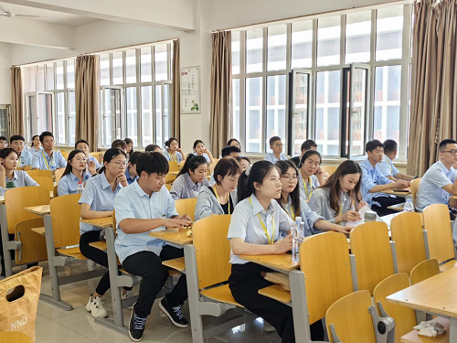 UG环球官网组织新教师参加学校管理制度培训