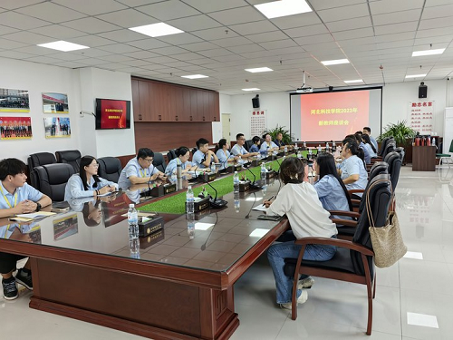 UG环球官方网开展新教师座谈会活动