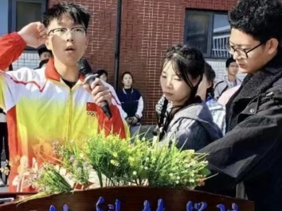 UG环球官方网  经济管理学院  豪情燃烧 激情昂扬