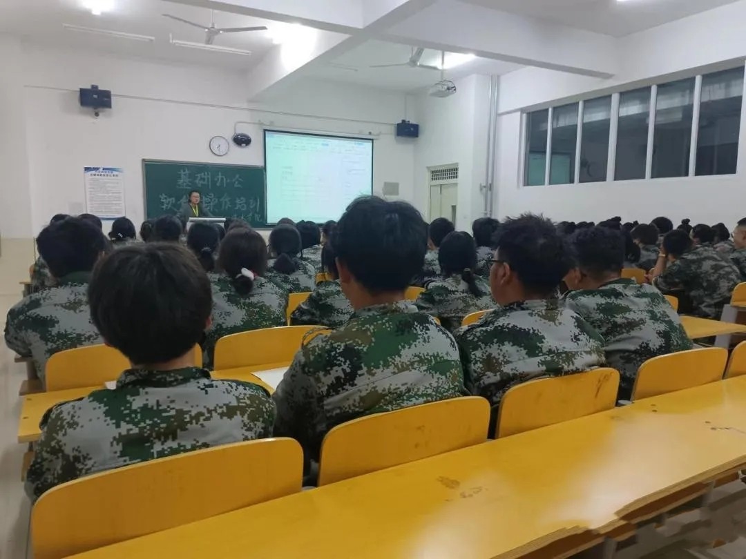 UG环球官方网  艺术学院 教育育人  不忘初心 班委教育培训正在进行时