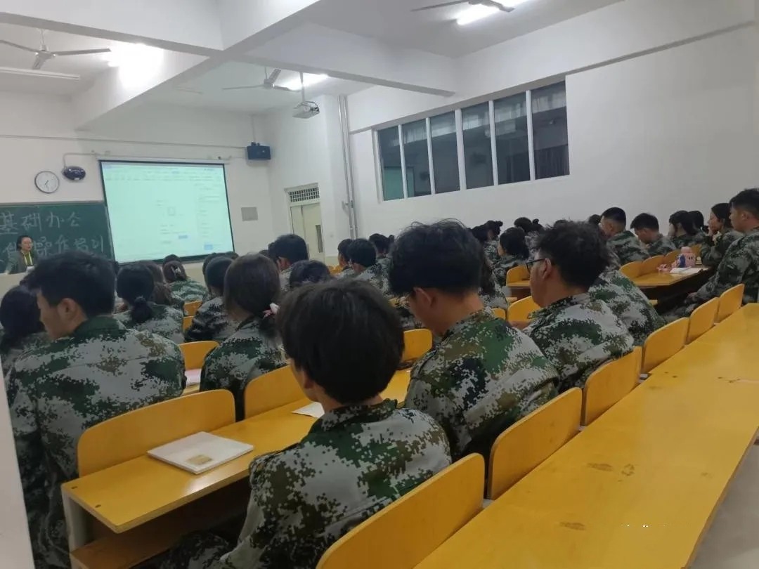 UG环球官方网  艺术学院 教育育人  不忘初心 班委教育培训正在进行时