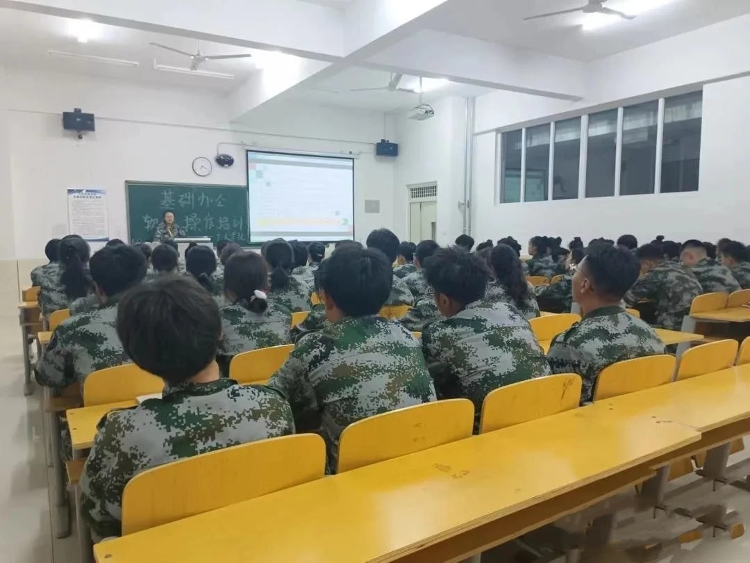 UG环球官方网  艺术学院 教育育人  不忘初心 班委教育培训正在进行时
