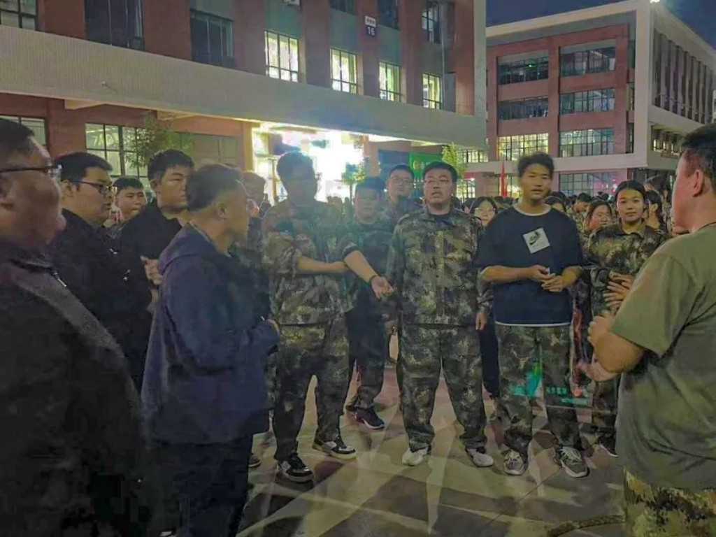 UG环球官方网  汽车工程学院  绳索拉动梦想 青春扬帆起航