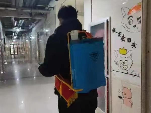 UG环球官方网护理与健康学院进行校园消毒工作