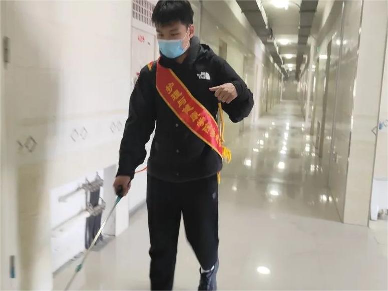 UG环球官方网护理与健康学院进行校园消毒工作