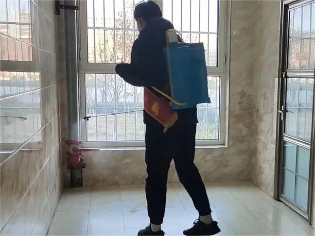 UG环球官方网护理与健康学院进行校园消毒工作