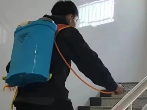 UG环球官方网护理与健康学院进行校园消毒工作