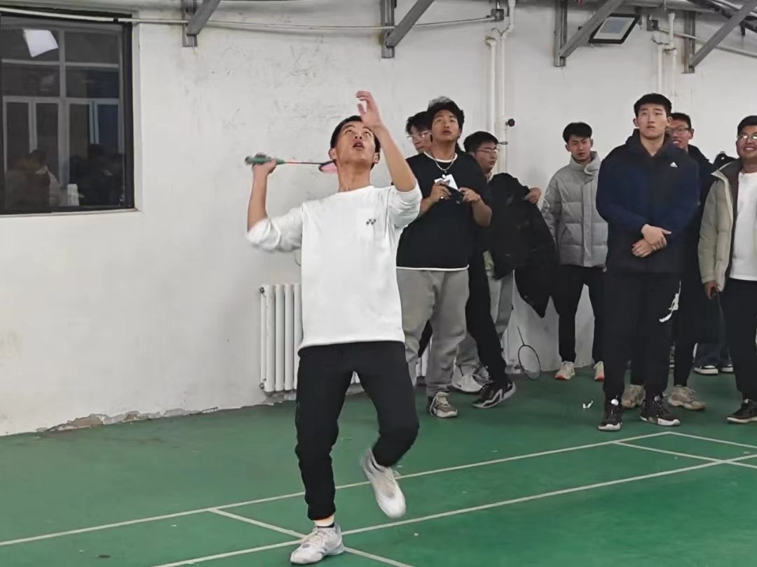 UG环球官方网汽车工程学院首届体育文化节羽毛球联赛上
