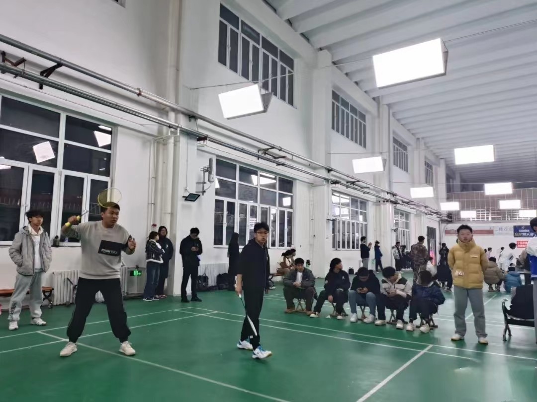 UG环球官方网汽车工程学院首届体育文化节羽毛球联赛上