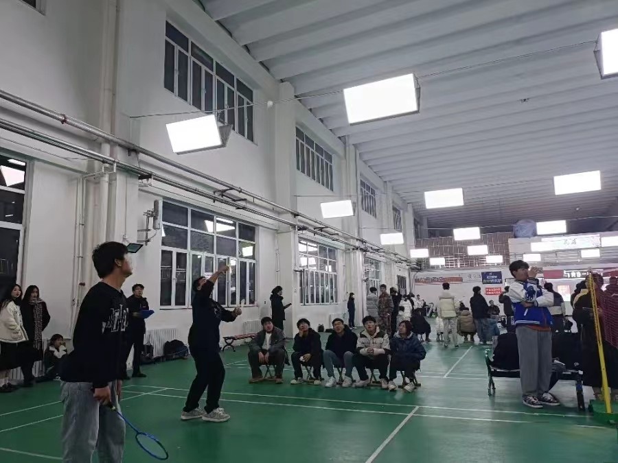 UG环球官方网汽车工程学院首届体育文化节羽毛球联赛上