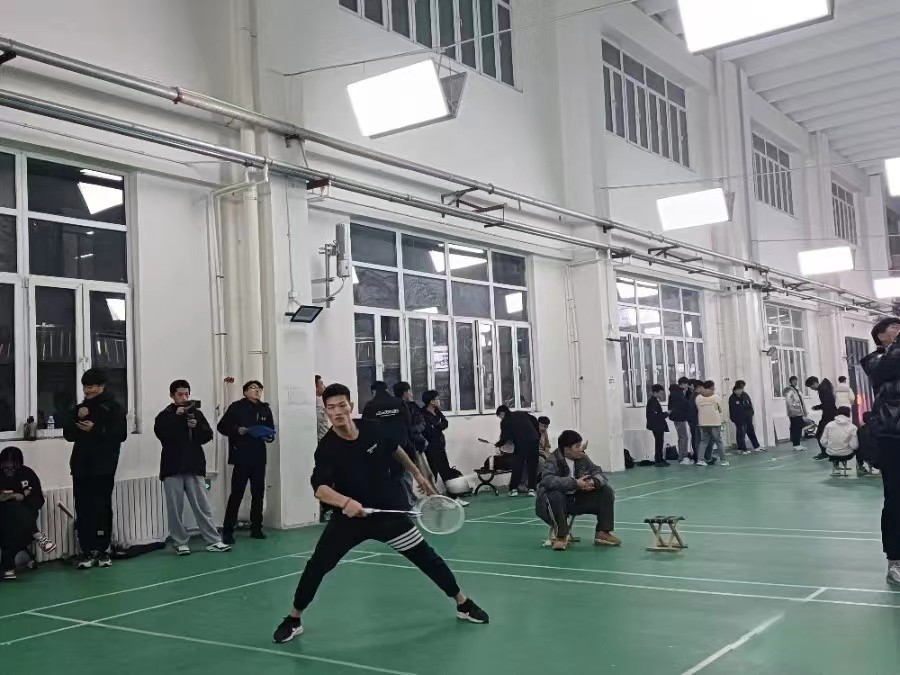 UG环球官方网汽车工程学院首届体育文化节羽毛球联赛上