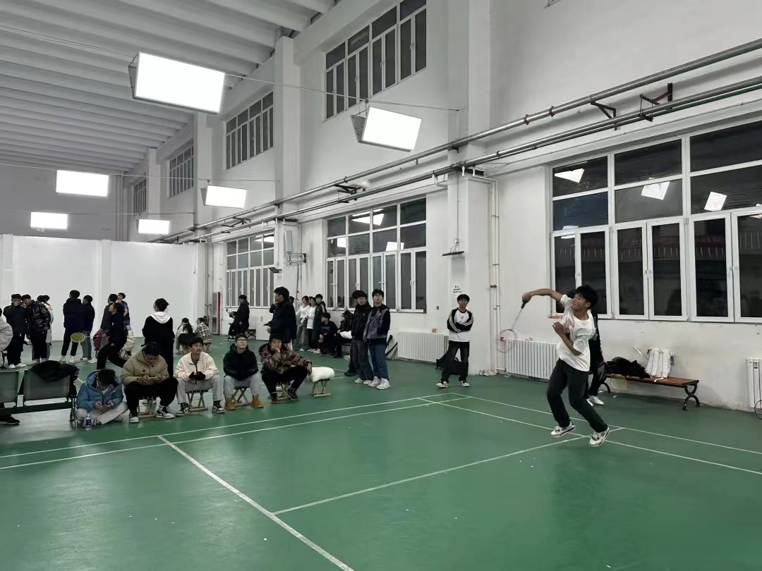 UG环球官方网汽车工程学院首届体育文化节羽毛球联赛下
