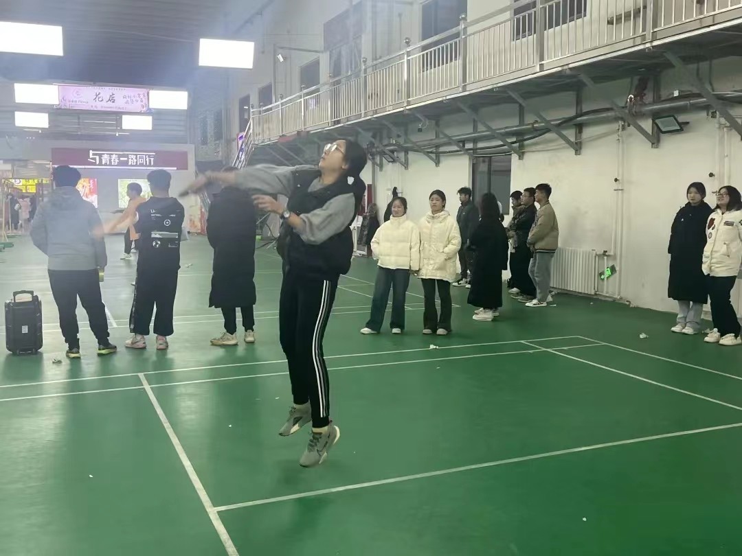 UG环球官方网汽车工程学院首届体育文化节羽毛球联赛下